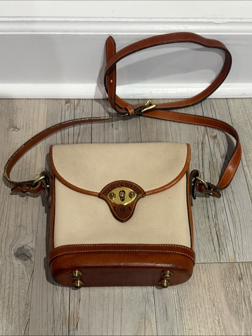 VINTAGE DOONEY AND BURKE
CARRIER BAG